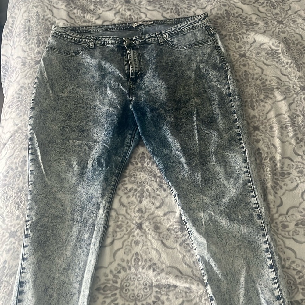 Acid wash straight leg jeans.Cut small if u have big hips & butt, Good stretch !